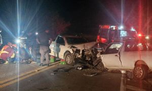 Colis�o frontal envolvendo 3 ve�culos deixa 5 feridos na SP-264