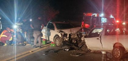 Colis�o frontal envolvendo 3 ve�culos deixa 5 feridos na SP-264