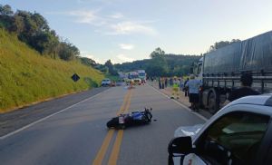 Garupa morre e motociclista fica ferido na SP-264
