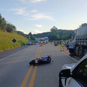Garupa morre e motociclista fica ferido  na SP-264