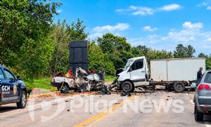 Colis�o frontal entre Fiat Strada e caminh�o deixa 2 mortos e 1 ferido
