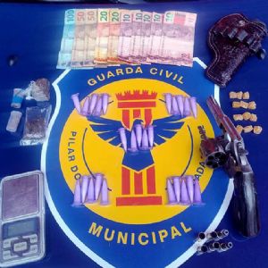 Homem � preso por tr�fico e posse ilegal de arma de fogo