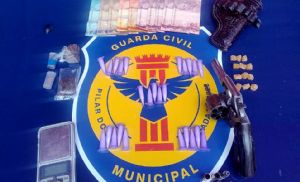 Homem � preso por tr�fico e posse de arma de fogo