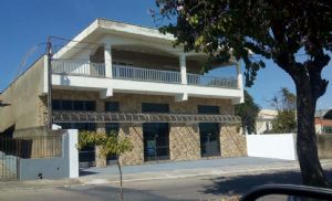Vende-se casa com salo comercial no centro