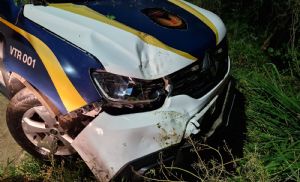 Viatura da GCM cai em crrego durante perseguio a suspeito