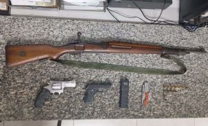 Homem  preso por porte ilegal de arma de fogo de uso restrito