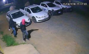 PM frusta assalto a s�tio, na fuga ladr�es renderam um casal e roubaram a moto deles