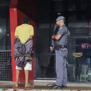 Enteado mata padrasto a facada durante briga na Canan�ia