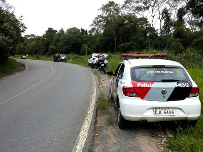 Ladres assaltam posto de combustveis, roubam carro de cliente, trocam tiros com a polcia e fogem