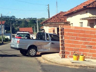 VW Saveiro invade muro de residncia aps acidente no centro