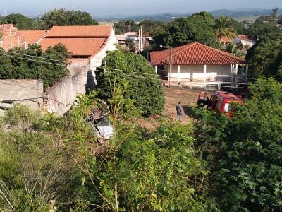 Homem morre e outro fica ferido ap�s carro cair em ribanceira na SP-264