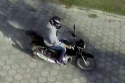 Cmeras de monitoramento flagram ladro de motocicleta em Sarapu