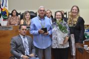 ​Cmara realiza sesso solene e homenageia personalidades com ttulos e medalhas