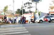 Pedreiro fica ferido em acidente entre carro e motocicleta na Miguel Petrere