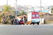 Pedreiro fica ferido em acidente entre carro e motocicleta na Miguel Petrere