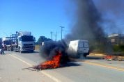 Caminhoneiros aderem  greve e interditam rodovia em Pilar do Sul