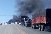 Caminhoneiros aderem  greve e interditam rodovia em Pilar do Sul