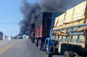 Caminhoneiros aderem  greve e interditam rodovia em Pilar do Sul