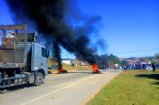 Caminhoneiros aderem  greve e interditam rodovia em Pilar do Sul