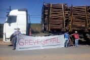 Caminhoneiros aderem  greve e interditam rodovia em Pilar do Sul