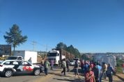 Durante a noite, caminhoneiros mantm bloqueio da SP-264 em Pilar do Sul