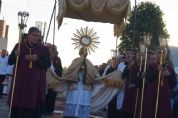 Catlicos celebram Corpus Christi com procisso e tapetes coloridos
