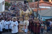 Catlicos celebram Corpus Christi com procisso e tapetes coloridos