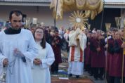 Catlicos celebram Corpus Christi com procisso e tapetes coloridos