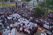 Catlicos celebram Corpus Christi com procisso e tapetes coloridos