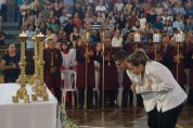 Catlicos celebram Corpus Christi com procisso e tapetes coloridos