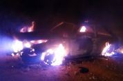 Carro  incendiado aps sofrer pane eltrica no Jardim Ip