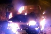 Carro  incendiado aps sofrer pane eltrica no Jardim Ip