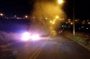 Carro  incendiado aps sofrer pane eltrica no Jardim Ip