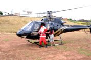 Almoo Solidrio de Natal tem distribuio de brinquedos e Papai Noel de helicptero