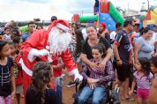 Almoo Solidrio de Natal tem distribuio de brinquedos e Papai Noel de helicptero