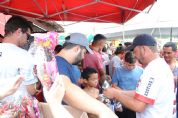 Almoo Solidrio de Natal tem distribuio de brinquedos e Papai Noel de helicptero
