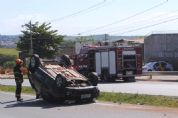 Casal sai ileso de capotamento de veculo na SP-264