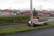Motorista bate em poste e abandona carro na Adolfo de Ges