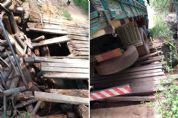 ​Ponte cede e encalha caminho carregado de madeira no Turvinho