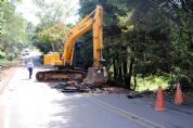 ​Estrada Pilar  Tapira  interditada para reconstruo de tubulao de crrego