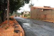 Prefeitura asfalta ruas da Vila So Manoel