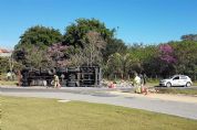 ​Caminh�o fica sem freio e tomba na rotat�ria do portal de Pilar do Sul