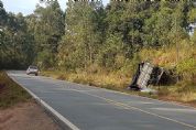 ​Motorista sai ileso de capotamento de caminho na SP-250