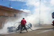 ​Veculo VW Gol pega fogo no Jardim Marajoara