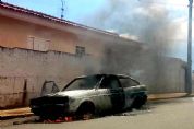 ​Veculo VW Gol pega fogo no Jardim Marajoara