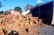 Carreta de cenoura tomba na estrada Pilar do Sul  Tapira