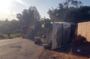 Carreta de cenoura tomba na estrada Pilar do Sul  Tapira