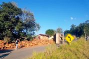 Carreta de cenoura tomba na estrada Pilar do Sul  Tapira