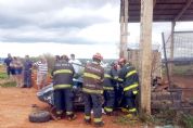 Casal e quatro filhos ficam feridos em acidente na avenida Jos Rugine