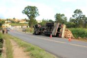 Carreta carregada com beterrabas tomba em Pilar do Sul (vdeo)